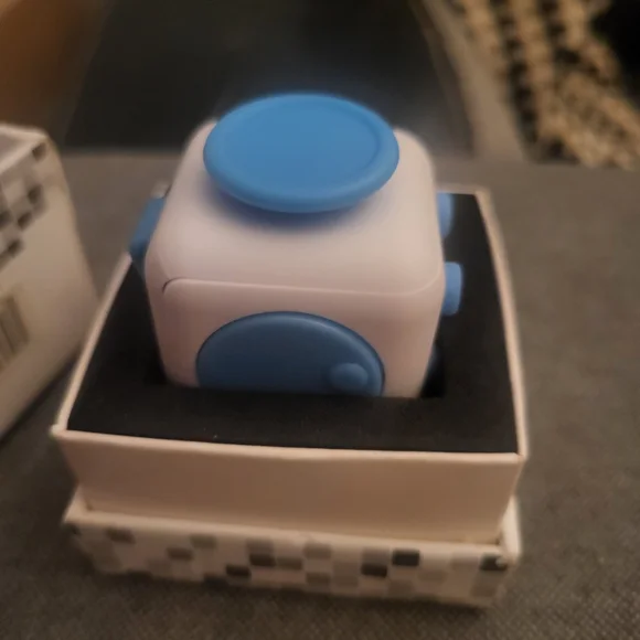 Fidget Cube - Blue - Picture 4 of 9